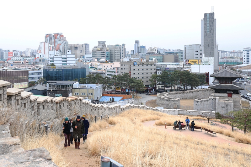 La fortaleza Hanyangdoseong, construida en el siglo XIV para defender la capital de la dinastía Joseon (1392-1910), es hoy un referente histórico de Seúl y una popular atracción para turistas nacionales y extranjeros. La foto muestra a unos visitantes paseando en el tramo de la montaña Naksan.