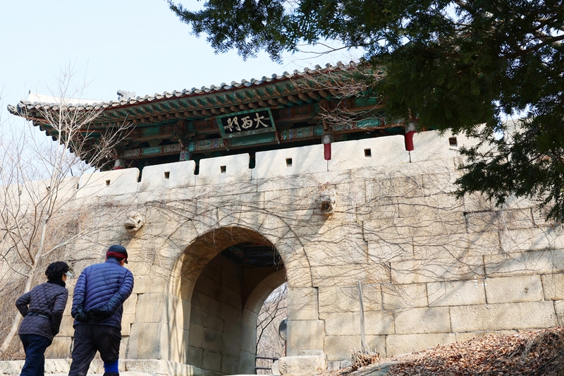 La puerta Daeseomun de la fortaleza Bukhansanseong, en Goyang, provincia de Gyeonggi-do, es la de menor altitud de las 16 que componen la fortaleza Bukhansanseong y era utilizada por los vecinos como vía de paso. Hoy es un punto de referencia turístico frecuentado por visitantes locales y extranjeros, con acceso a una popular ruta de senderismo.