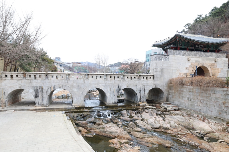 La puerta Hongjimun de la fortaleza Tangchundaeseong, en el distrito de Jongno-gu, Seúl, fue restaurada en 1977 junto con la compuerta de cinco arcos Ogansumun, tras su derrumbe por una inundación en 1921.