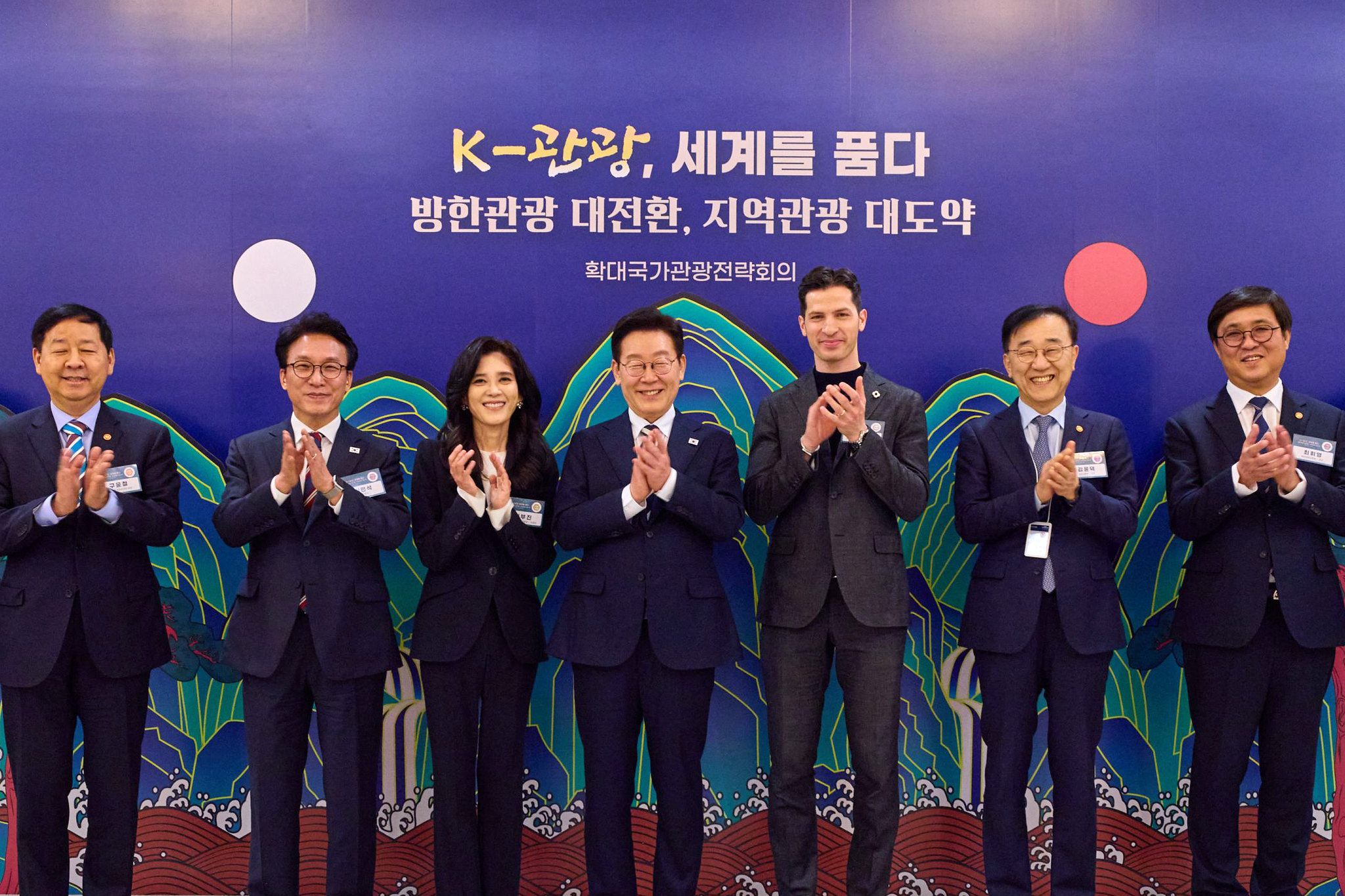 El 25 de febrero, representantes del Gobierno, incluidos el presidente coreano Lee Jae Myung (centro), el primer ministro Kim Min-seok (segundo desde la izda.), el ministro de Cultura, Deportes y Turismo, Chae Hwi-young (primero desde la dcha.) y demás, se toman una foto conmemorativa junto a la presidenta de Hotel Shilla, Lee Boo-jin (tercera desde la izda.), y el vicepresidente de la Cámara de Comercio de Italia en Corea, Alberto Mondi (tercero desde la dcha.), durante la 11ª Reunión Ampliada de la Estrategia Nacional de Turismo celebrada en la antigua casa presidencial, Cheong Wa Dae, en Seúl.
