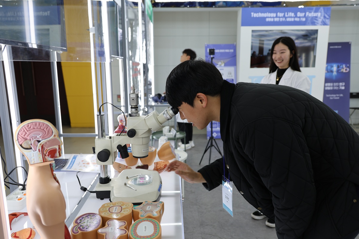 El 20 de octubre de 2023, en Daejeon, un visitante observa un organoide de órgano humano expuesto en la Feria de Comercialización Tecnológica con motivo del 50º aniversario de la Zona Especial de Investigación y Desarrollo de Daedeok, celebrada en el Centro de Convenciones de Daejeon (DCC). Los organoides son estructuras celulares tridimensionales creadas a partir de células madre que imitan a los órganos reales y se consideran uno de los métodos de prueba de nueva generación para sustituir la experimentación animal. | Agencia de Noticias Yonhap