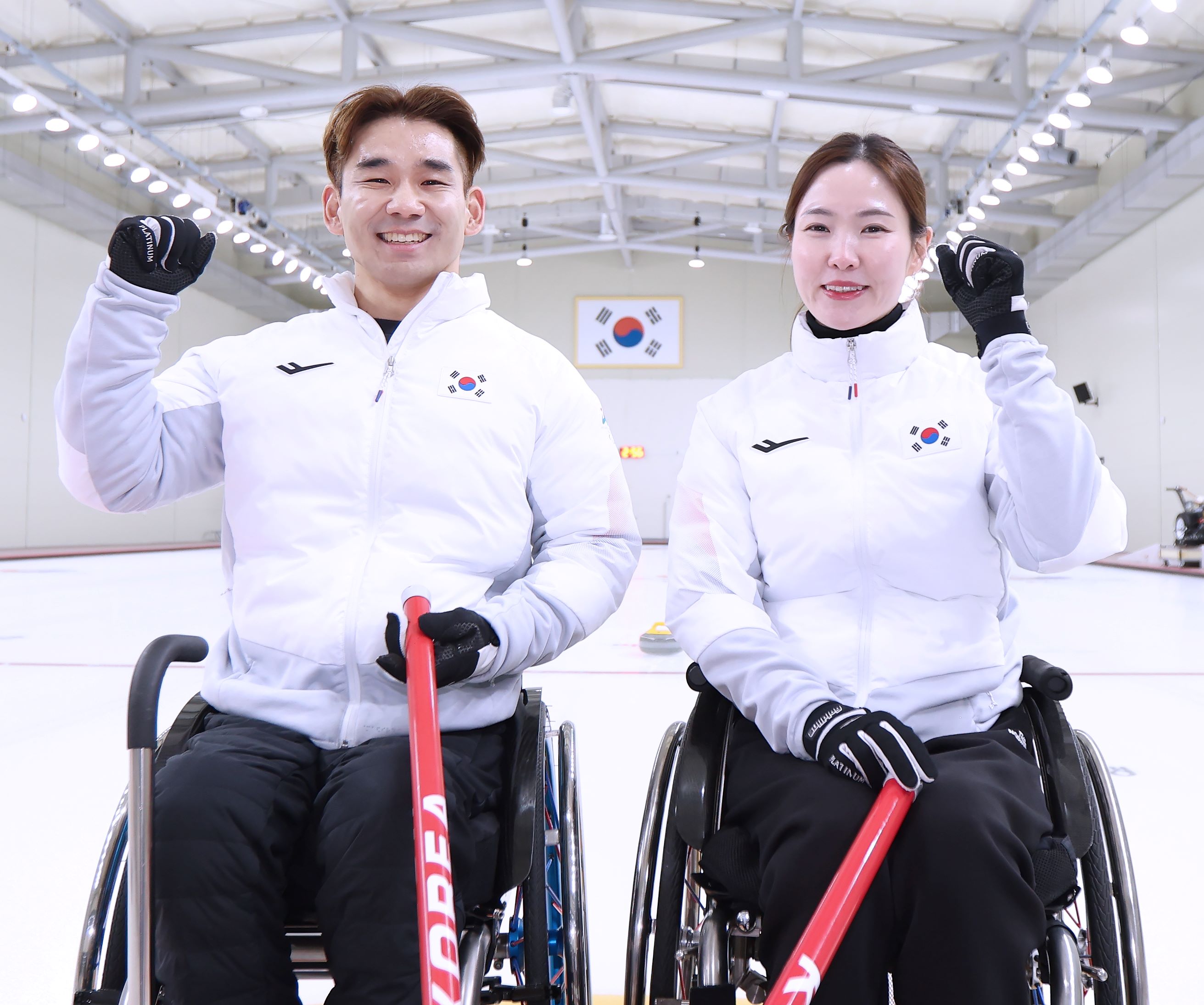 La foto muestra la pareja mixta de curling en silla de ruedas número uno del ranking mundial, conformada por Lee Yongsuk (izda.) y Baek Hyejin. | Comité Paralímpico de Corea   