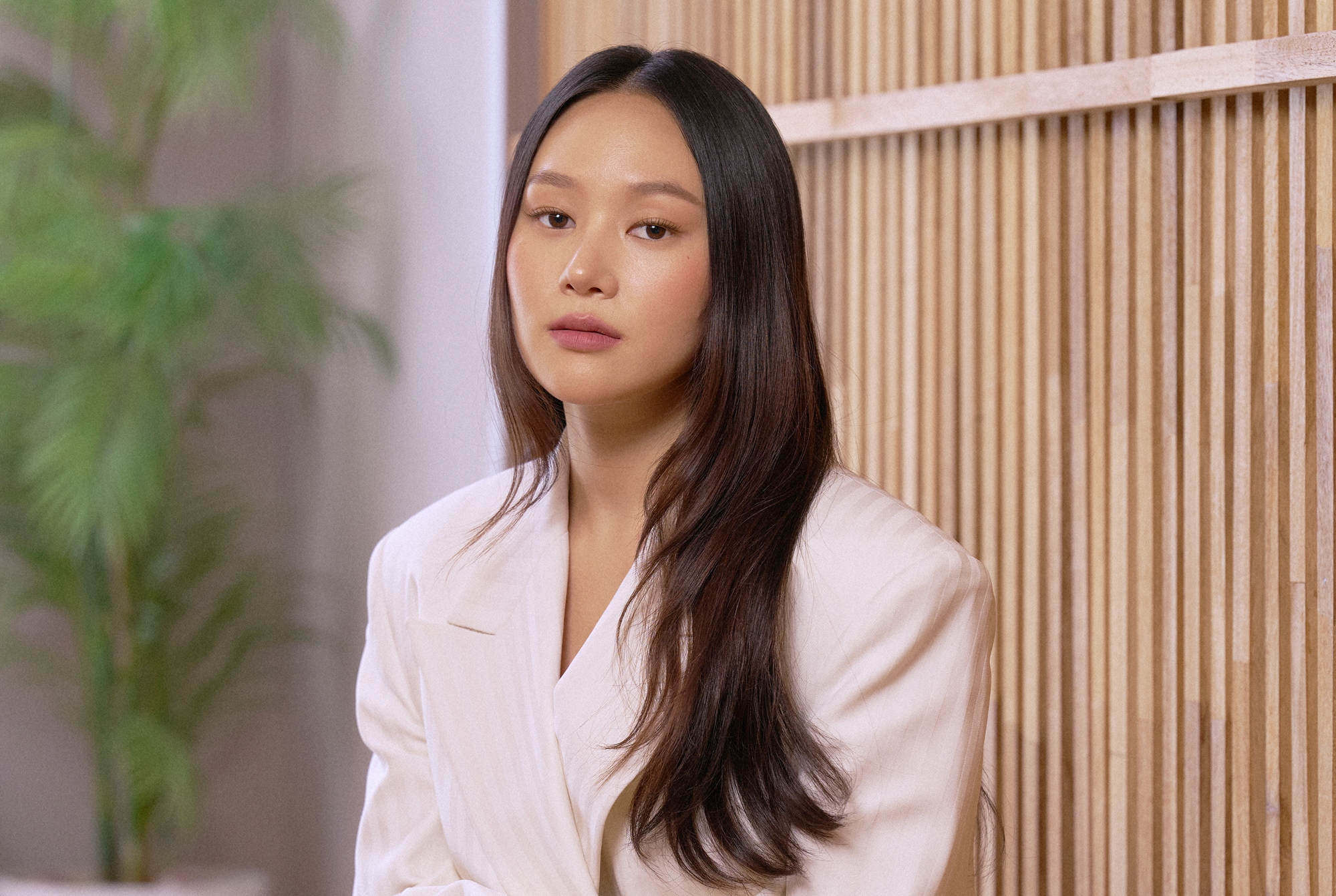 La actriz Yerin Ha, que tiene un papel protagonista en la cuarta temporada de la exitosa serie de Netflix'Bridgerton', posa para las cámaras en una rueda de prensa celebrada el 4 de marzo en el Community House Masil del distrito Jung-gu en Seúl. | Netflix