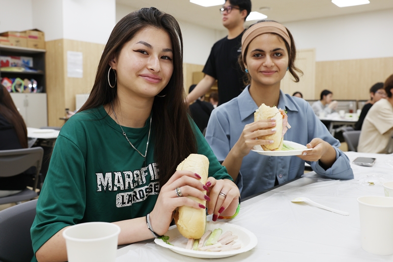El 11 de septiembre de 2025, varios estudiantes extranjeros sostienen s&aacute;ndwiches vietnamitas elaborados en una clase ofrecida en el Centro de Educaci&oacute;n Global para J&oacute;venes de Se&uacute;l, ubicado en el distrito de Yeongdeungpo-gu, en la capital coreana. | Lee Jeongwoo