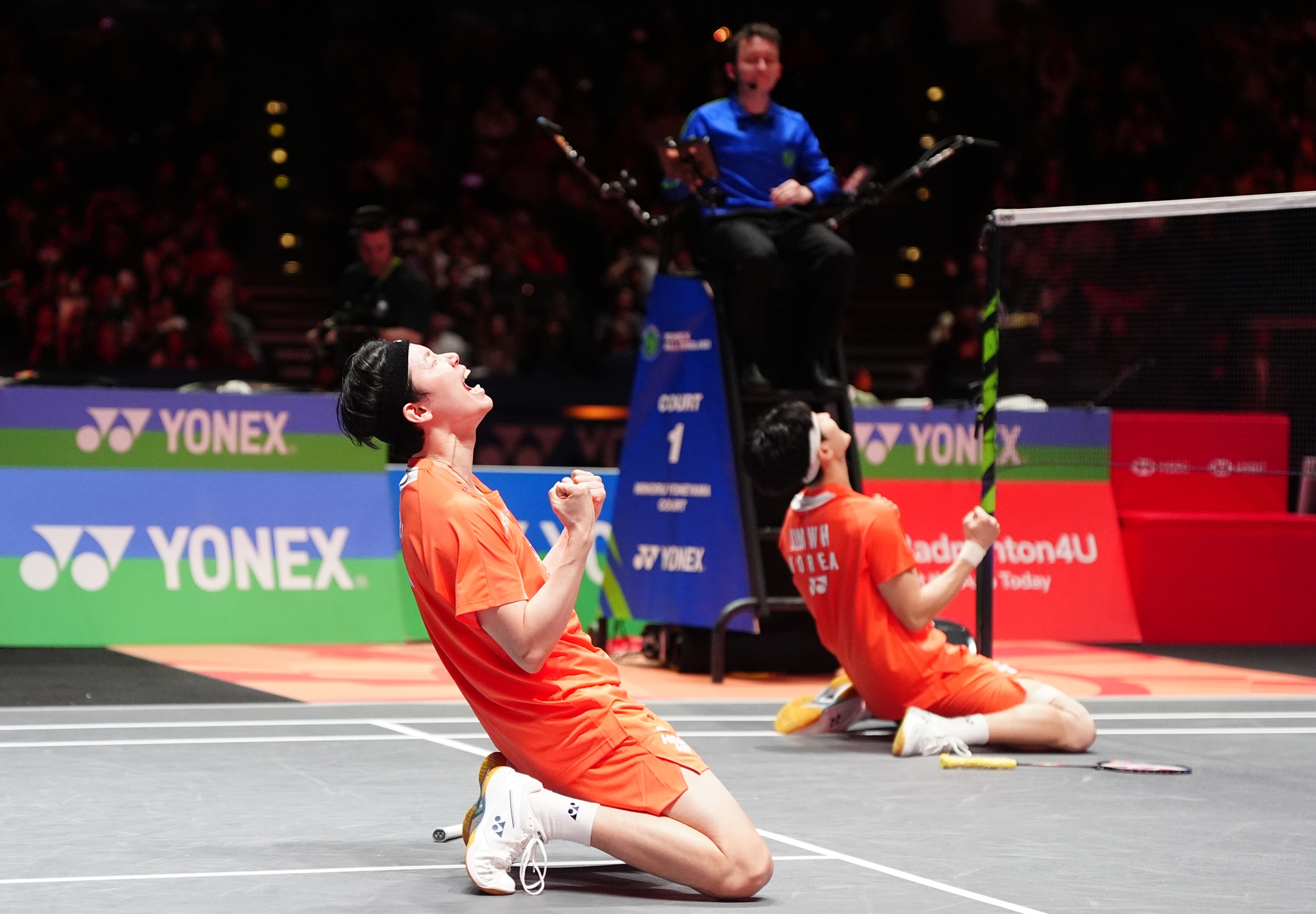 El 8 de marzo (hora local), el dúo surcoreano de bádminton, formado por Seo Seung-jae y Kim Won-ho, celebra su victoria en la prueba de dobles masculino del Campeonato Mundial de Bádminton de la Federación Mundial de Bádminton (BWF, según sus siglas en inglés), celebrado en el Utilita Arena Birmingham, en el Reino Unido.