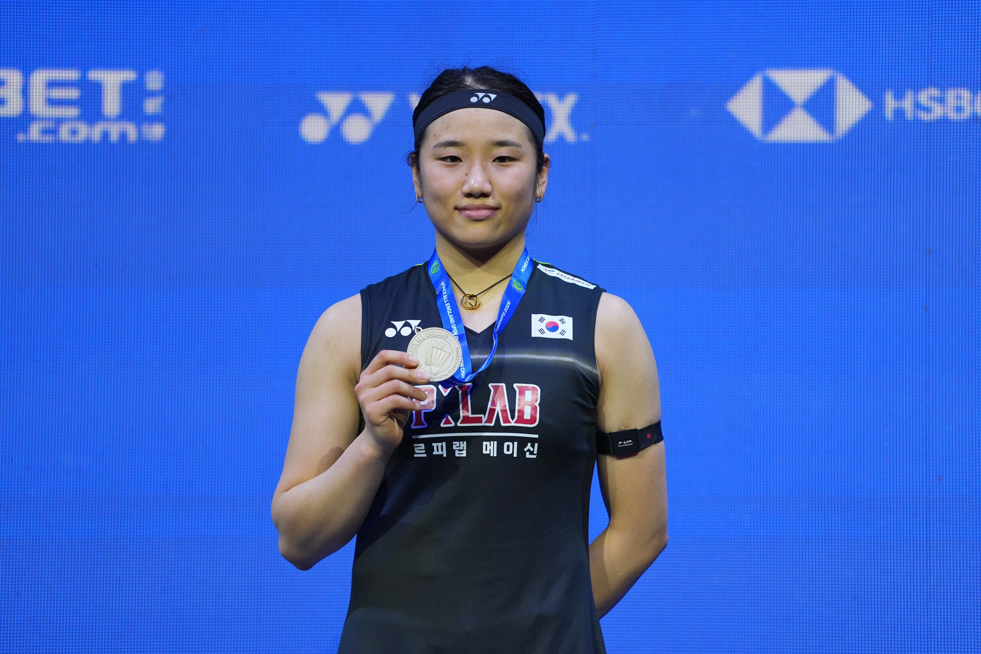 El 8 de marzo (hora local),  An Se Young sostiene la medalla de plata tras finalizar como subcampeona en la prueba individual femenina del Campeonato Mundial de Bádminton de la Federación Mundial de Bádminton (BWF, según sus siglas en inglés), celebrado en Utilita Arena Birmingham, en el Reino Unido.
