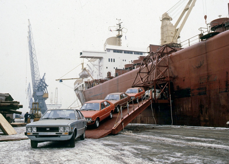 El Pony, el primer autom&oacute;vil coreano exportado al extranjero, llega al puerto de Guayaquil, Ecuador, en julio de 1976. | Hyundai Motor