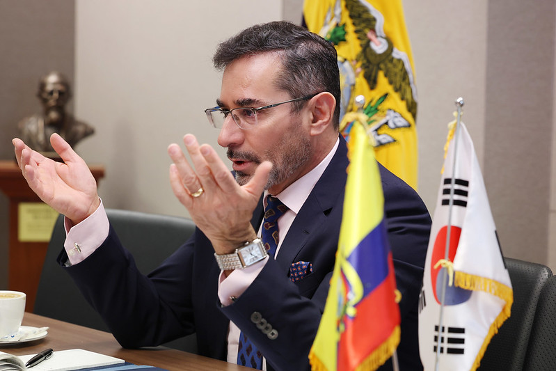 El embajador de Ecuador ante Corea, Patricio Esteban Troya Su&aacute;rez, explica las perspectivas de cooperaci&oacute;n bilateral durante una entrevista del 11 de marzo en la Embajada de Ecuador en Se&uacute;l