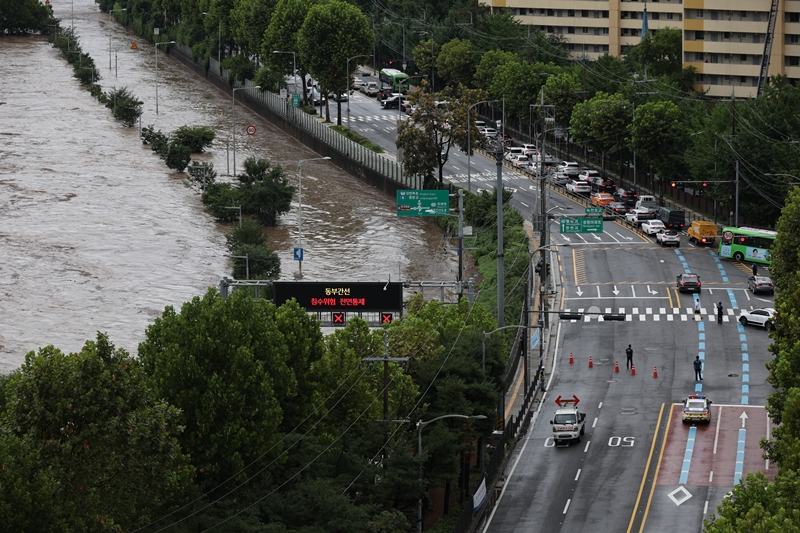 La foto, tomada, el 13 de agosto del año pasado, en las inmediaciones del arroyo Jungnangcheon, cerca del puente Wolgye 1, en el distrito de Nowon-gu, en Seúl, muestra el tráfico cerrado en un tramo de la autopista Dongbu, luego de la emisión de una alerta de inundación. | Agencia de Noticias Yonhap