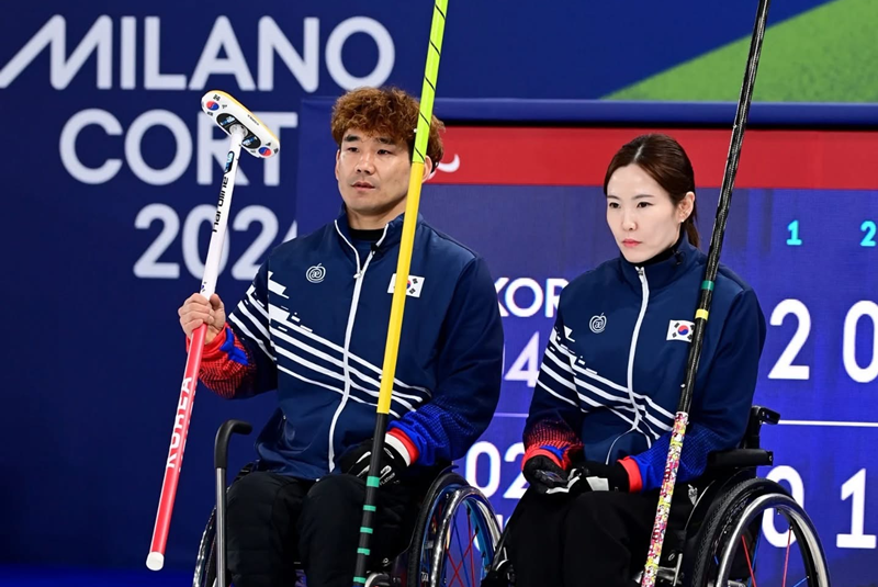 La foto muestra la pareja mixta de curling en silla de ruedas número uno del ranking mundial, conformada por Lee Yongsuk (izda.) y Baek Hyejin.