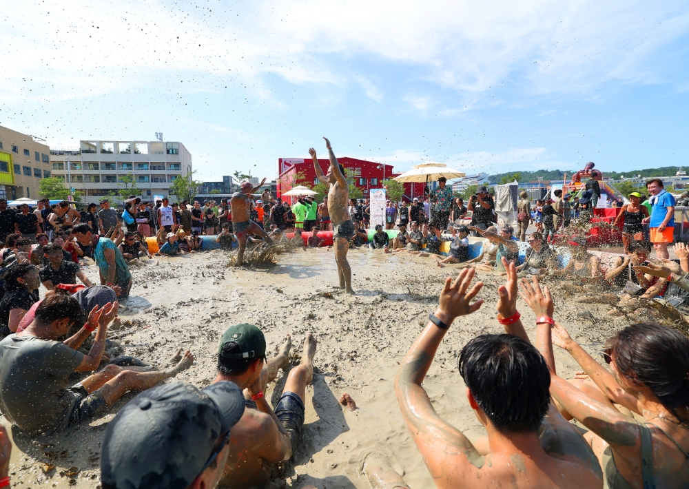 La foto, tomada el 26 de julio de 2025, muestra a los participantes disfrutando del Festival de Barro de Boryeong, celebrado en la ciudad hom&oacute;nima, en la provincia de Chungcheongnam-do. | Lee Jeongwoo