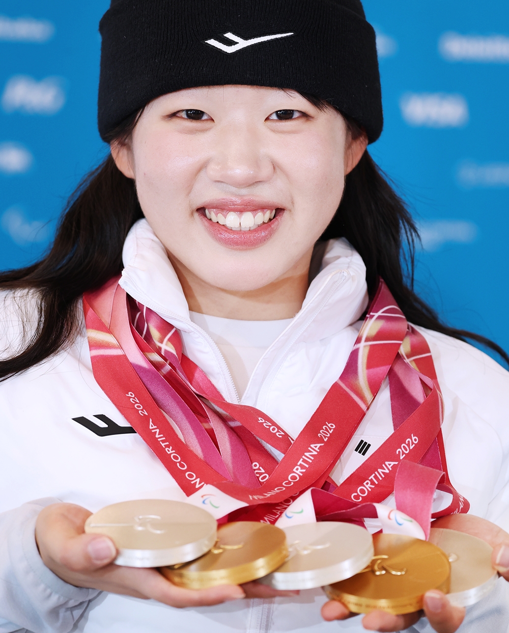 El 15 de marzo (hora local), la esquiadora n&oacute;rdica Kim Yunji, sostiene las cinco medallas obtenidas en los Juegos Paral&iacute;mpicos de Invierno de Milano-Cortina 2026.