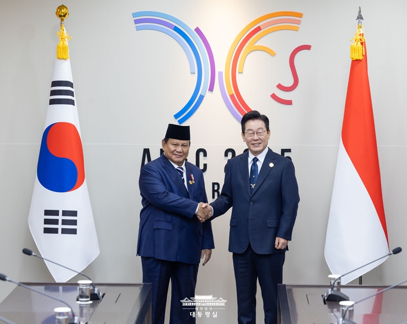 El presidente Lee Jae Myung (dcha.) y el presidente indonesio Prabowo Subianto se estrechan la mano el 1 de noviembre de 2025, antes de su cumbre bilateral en el Centro Internacional de Convenciones Hwabaek en Gyeongju, en la provincia de Gyeongsangbuk-do.