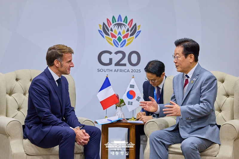 El presidente Lee Jae Myung (dcha.) y el presidente franc&eacute;s Emmanuel Macron celebran conversaciones el 22 de noviembre de 2025 en el Centro de Exposiciones Nasreq, en Johannesburgo, Sud&aacute;frica, al margen de la cumbre del Grupo de los Veinte (G20).