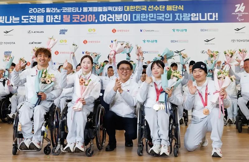 El 17 de marzo, el Ministro de Cultura, Deportes y Turismo, Chae Hwi-young (centro) se toma una foto con Lee Yongsuk, BaeK Hyejin, Kim Yunji y Lee Jehyuk, los medallistas de los Juegos Paralímpicos de Invierno Milano-Cortina 2026, durante la ceremonia de clausura, celebrada cerca a la puerta B del Terminal 2 del Aeropuerto Internacional de Incheon. | Cuenta oficial del Comité Paralímpico de Corea en Instagram