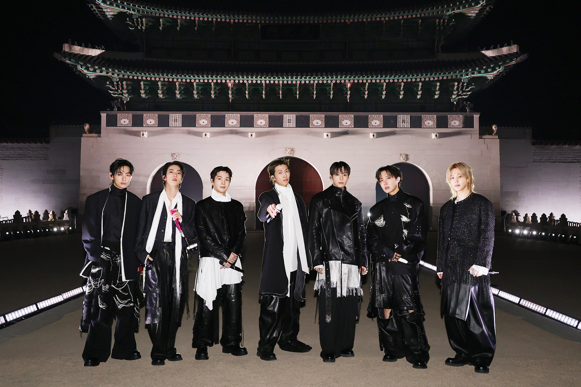 Los integrantes del grupo de K-pop BTS posan con la puerta principal del palacio Gyeongbokgung  de fondo, antes de su actuación, el 21 de marzo, en la plaza Gwanghwamun, en el distrito de Jongno-gu, Seúl.