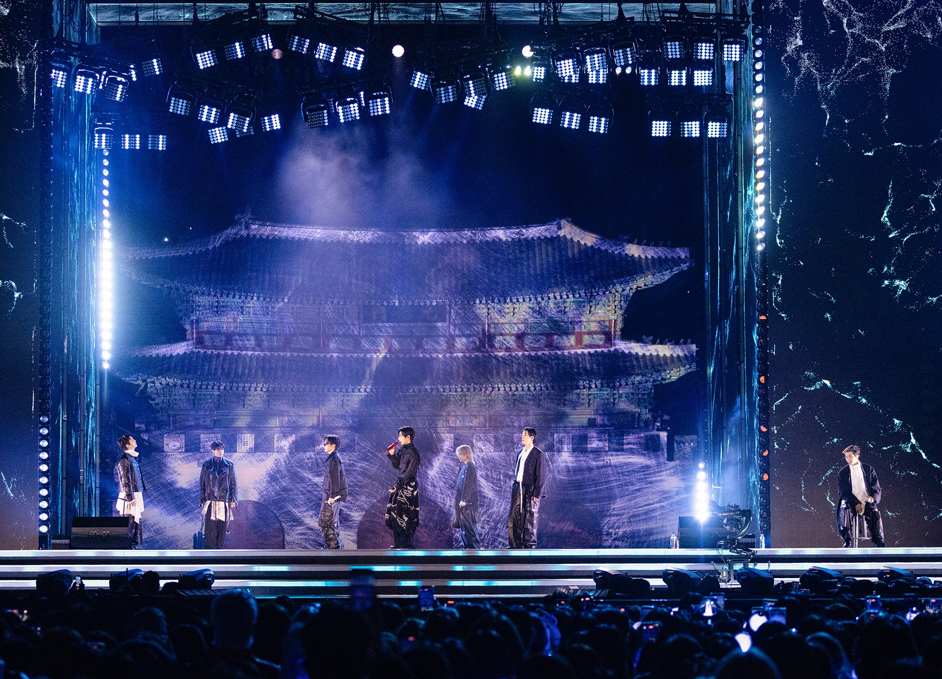 BTS actúa en 'BTS Comeback Live: ARIRANG' con el palacio Gyeongbokgung de fondo, el 21 de marzo, en la plaza Gwanghwamun, en Seúl.