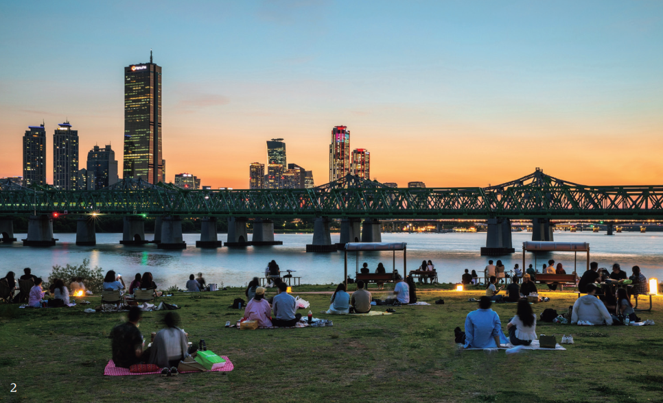 2. Vista del río Han y Yeouido desde la isla Nodeul en Seúl Seúl, una ciudad de alta densidad poblacional, mej la calidad de vida de sus ciudadanos mediante dive espacios públicos e infraestructuras urbanas.