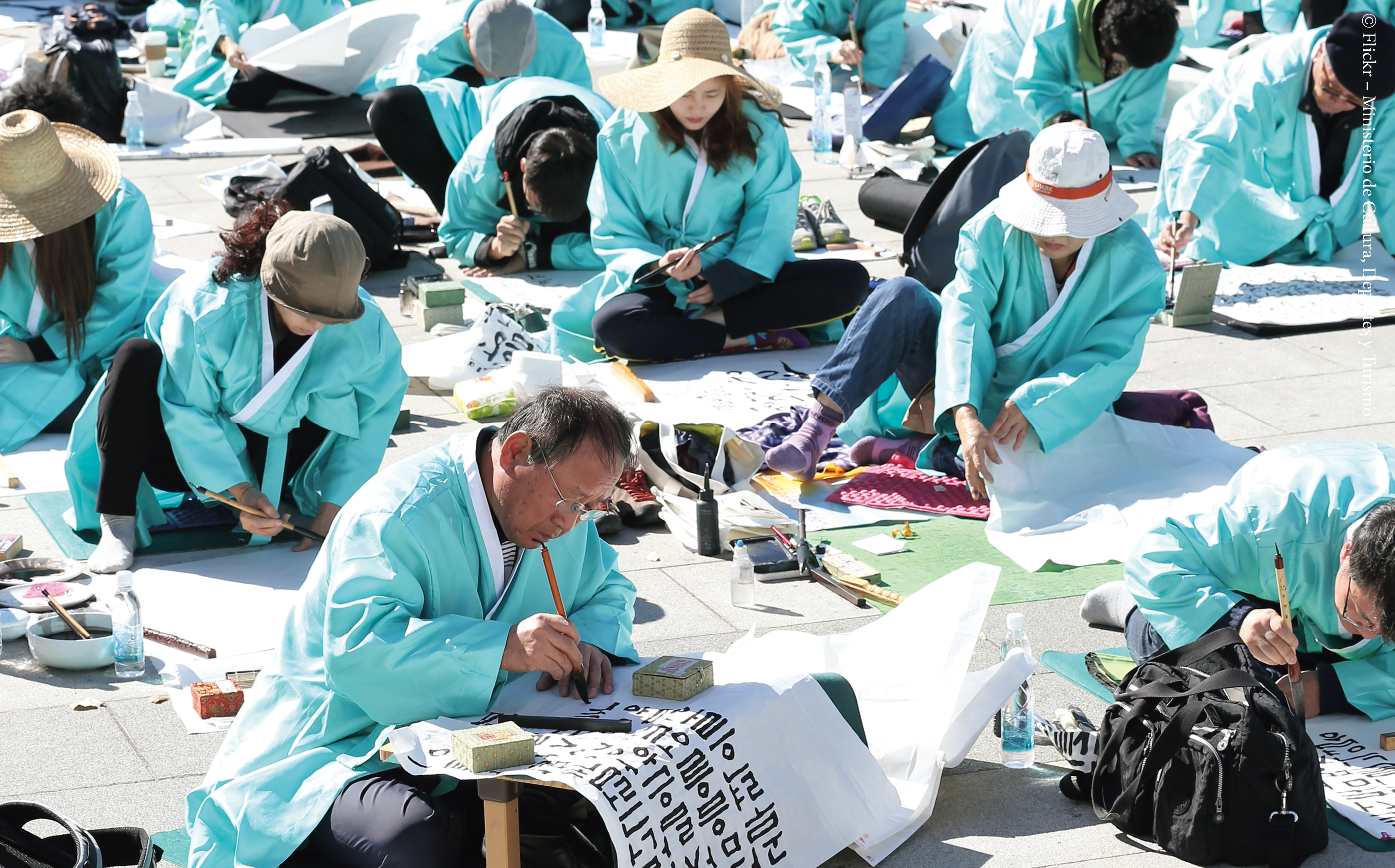 4. Concurso Nacional de Caligrafía en la Plaza Gwanghwamun Con motivo del 569º aniversario del Día del Hangeul, los participantes se concentran en sus obras durante el Concurso Nacional de Caligrafía en la Plaza Gwanghwamun.