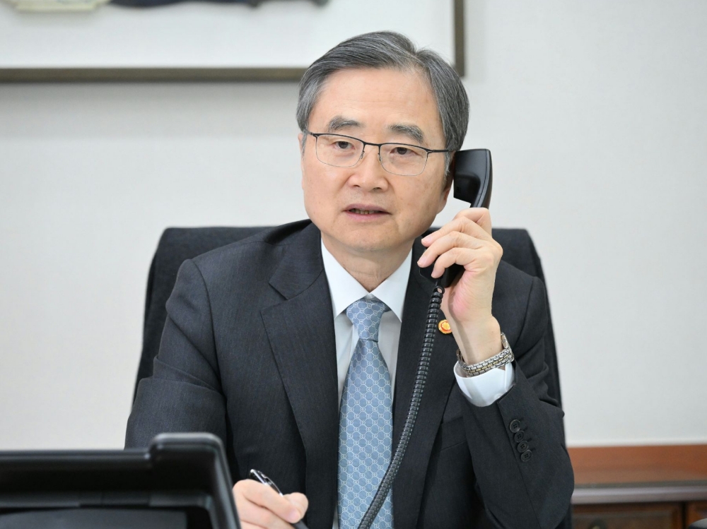 El ministro de Asuntos Exteriores de Corea, Cho Hyun, habla por teléfono con el ministro de Asuntos Exteriores iraní, Seyyed Abbas Araghchi, sobre la situación en Oriente Medio, el 23 de marzo, desde su despacho en la Cancillería. | Ministerio de Asuntos Exteriores