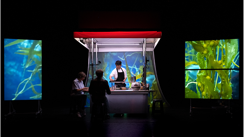 La foto muestra una escena de la obra 'Haribo Kimchi' del director coreano Jaha Koo. | Captura de pantalla del sitio web oficial del Festival Internacional de Artes Escénicas de Seúl