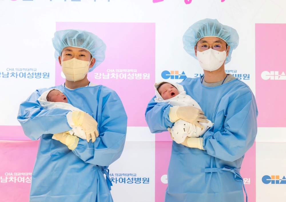 Dos bebés, los primeros en nacer en 2026, descansan en brazos de sus padres en el Cha University Gangnam Medical Center, en Seúl. | Cha University Gangnam Medical Center
