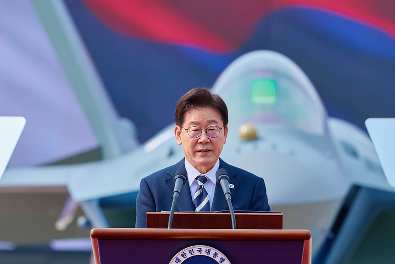 El presidente Lee Jae Myung pronuncia un discurso el 25 de marzo en la ceremonia de lanzamiento de la producci&oacute;n en masa del primer caza de desarrollo propio del pa&iacute;s, el KF-21, en la sede de Korea Aerospace Industries Ltd. (KAI) en Sacheon, provincia de Gyeongsangnam-do.