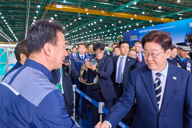 El presidente Lee Jae Myung (derecha) visita el 25 de marzo las instalaciones de producci&oacute;n de aeronaves de ala fija en la sede de Korea Aerospace Industries Ltd. (KAI) en Sacheon, provincia de Gyeongsangnam-do.