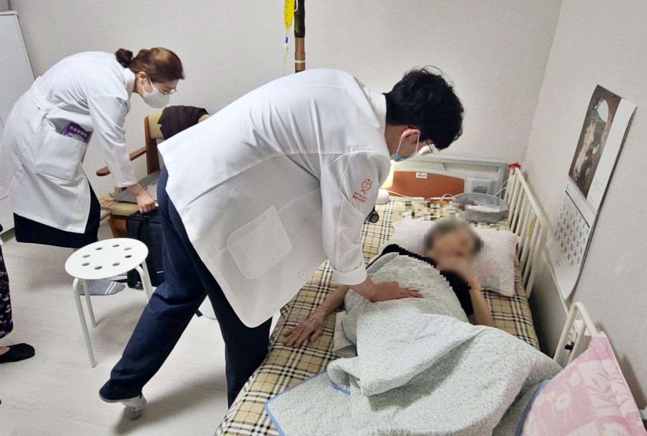 El personal sanitario del Centro de Atención Médica Itinerante de Gyeonggi visita directamente el domicilio de los beneficiarios para prestar servicios de cuidado. | Oficina Provincial de Gyeonggi-do