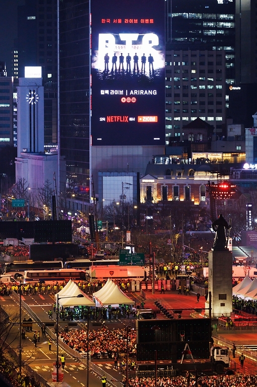 La foto muestra la plaza Gwanghwamun, escenario del concierto 'BTS Comeback Live: ARIRANG', durante la noche del 21 de marzo. 