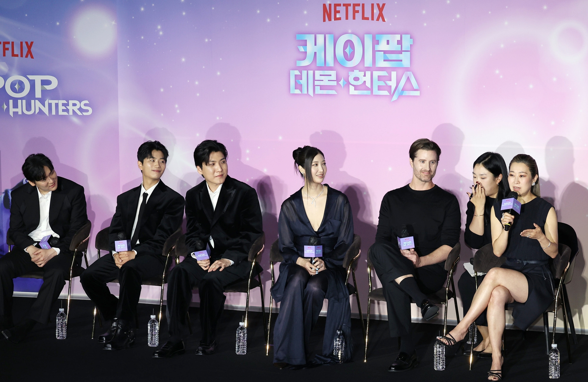 Los protagonistas de 'Las guerreras K-pop' responden a las preguntas de la prensa coreana durante la rueda de prensa celebrada el 1 de abril en el cine múltiplex CGV Yongsan I’Park Mall, en el distrito de Yongsan-gu, en Seúl.