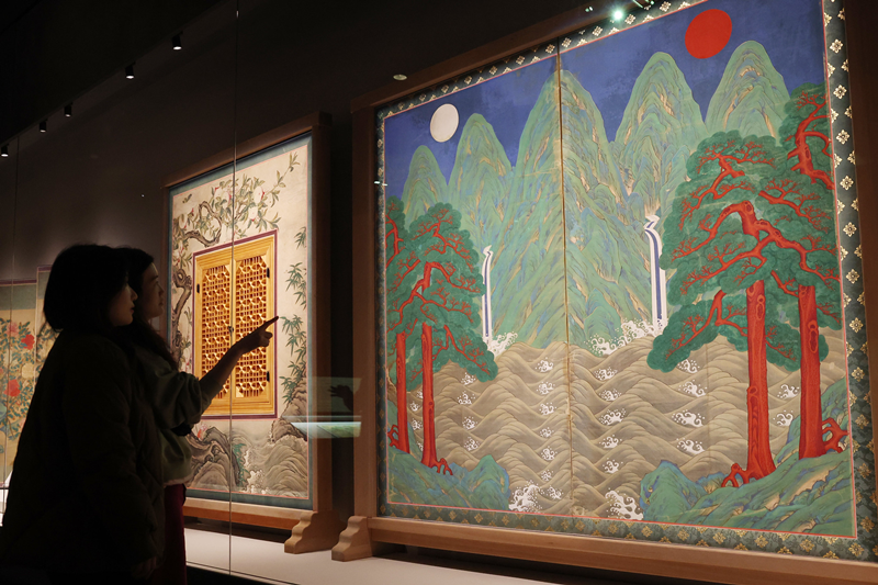  El 25 de febrero, unos visitantes observan la obra ‘Irworobongdo’ en el salón de caligrafía y pintura del Museo Nacional de Corea, en el distrito de Yongsan-gu, en Seúl. | Lee Jeong Woo