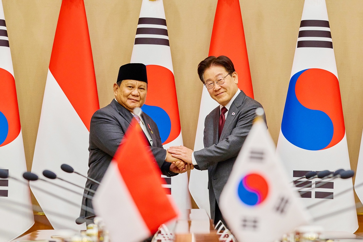  El 1 de abril, el presidente coreano, Lee Jae-myung, y su homólogo indonesio, Prabowo Subianto, se dan un apretón de manos, durante la cumbre bilateral celebrada en la oficina presidencial, Cheong Wa Dae, en Seúl. | Cheong Wa Dae