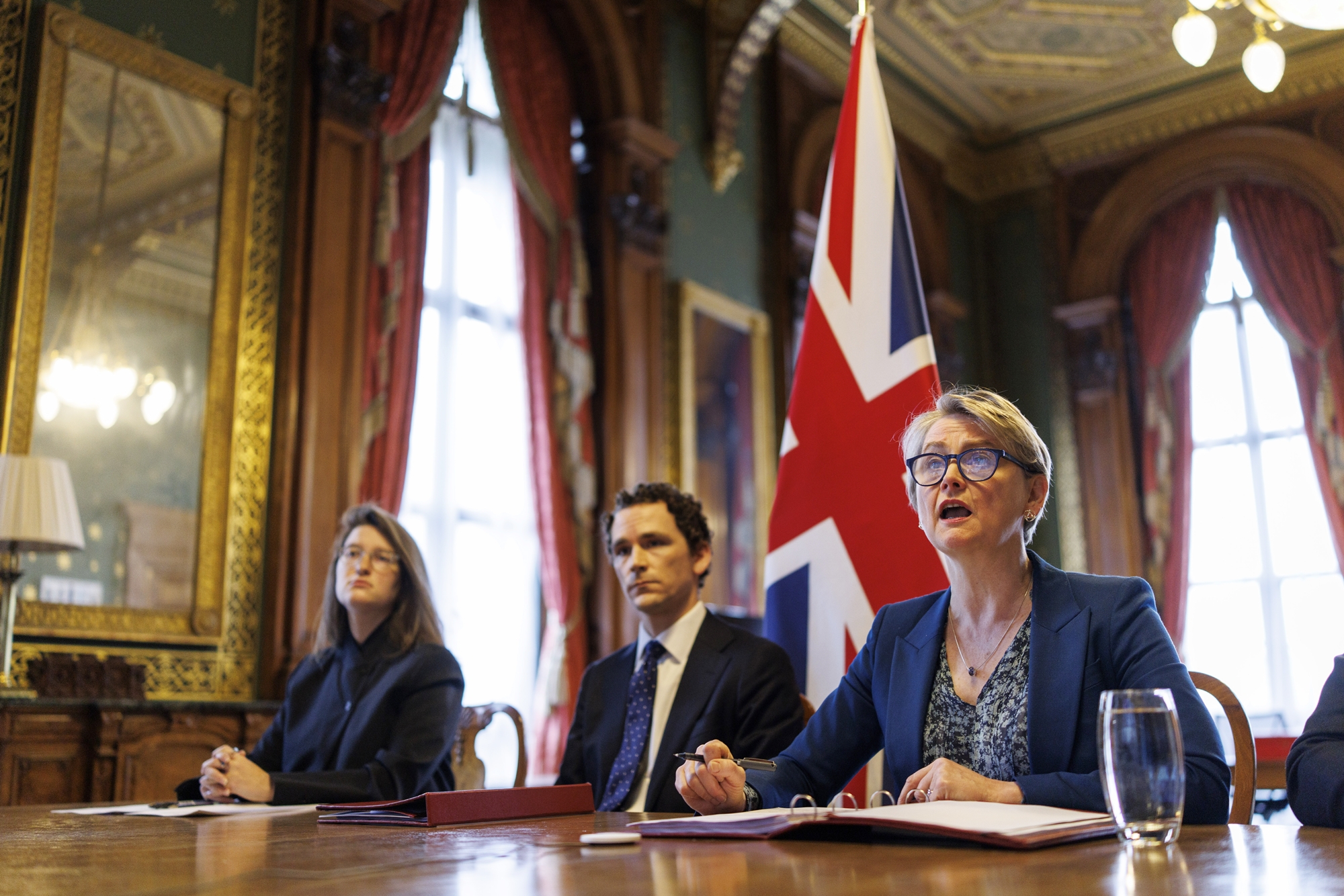 La ministra de Asuntos Exteriores brit&aacute;nica, Yvette Cooper (derecha), preside la videoconferencia multilateral para debatir la reapertura del estrecho de Hormuz, el 2 de abril (hora local), desde la sede del ministerio en Londres. Los cancilleres de m&aacute;s de 40 pa&iacute;ses, incluida Corea, participaron en la reuni&oacute;n. | Agencia de Noticias Yonhap