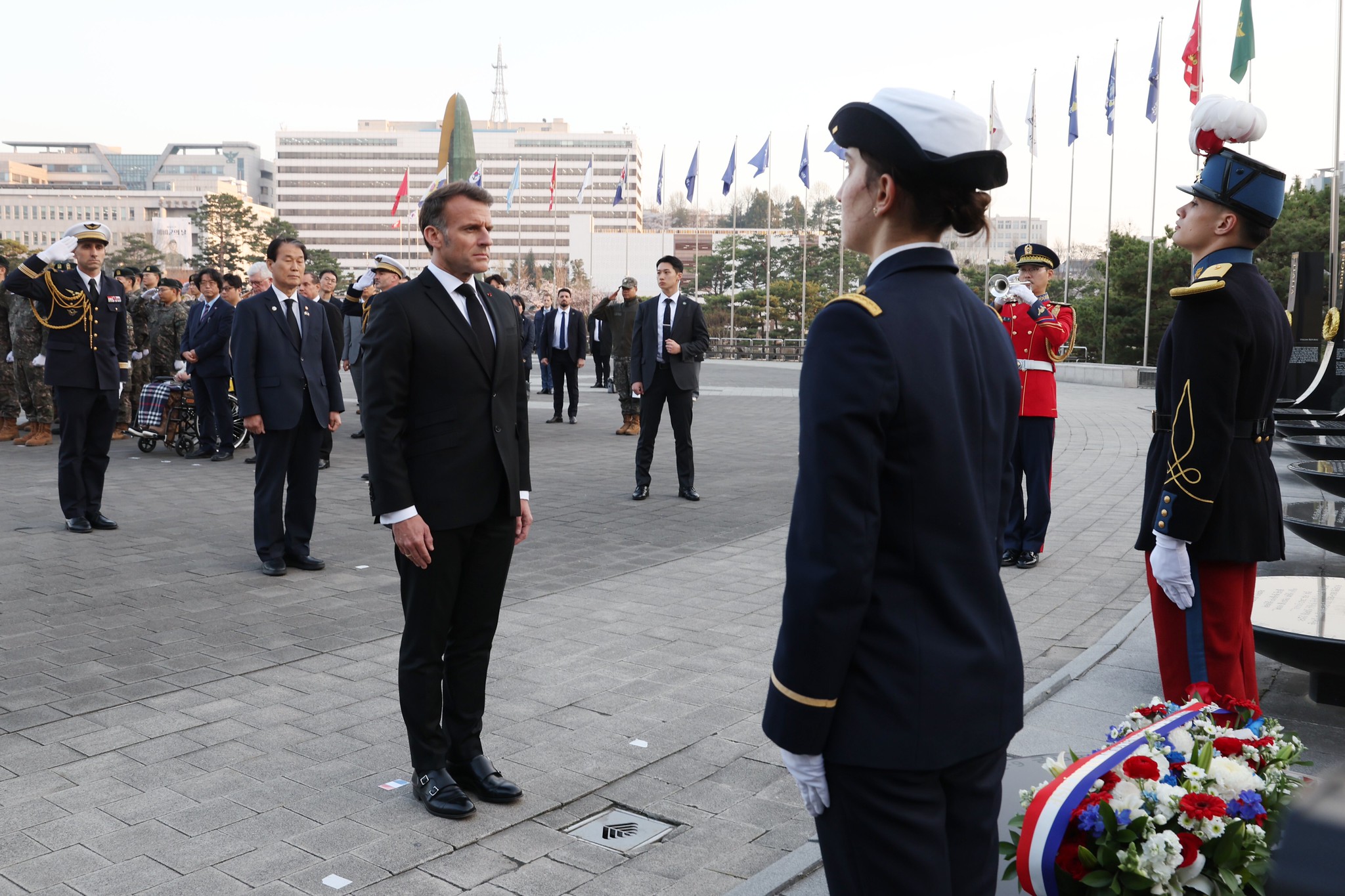 El 2 de abril, el presidente francés, Emmanuel Macron, visita el Monumento a la Guerra en el distrito de Yongsan-gu, en Seúl, para rendir homenaje ante el monumento conmemorativo a los soldados franceses que combatieron en la Guerra de Corea. | P