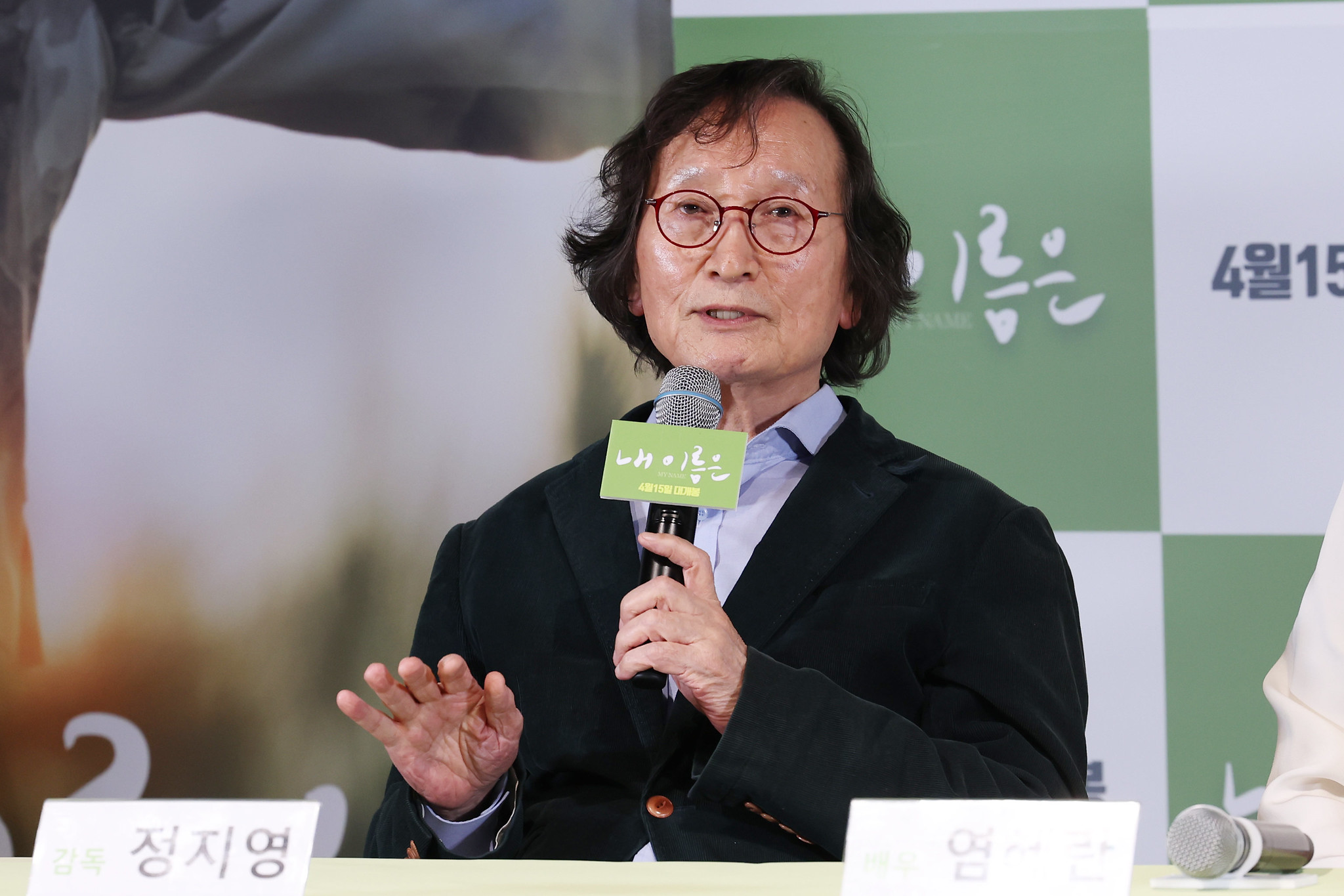El 2 de abril, el director Jung Ji-Young responde las preguntas de los reporteros, durante la conferencia de prensa, realizada en el cine CGV Yongsan del centro comercial I'Park, en Se&uacute;l. | Lee Jeong Woo