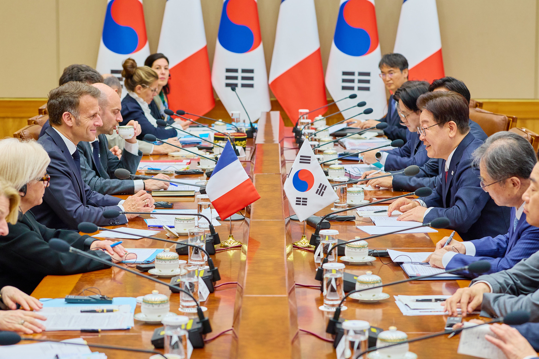 El presidente coreano, Lee Jae-myung (tercero desde la derecha), conversa con su hom&oacute;logo franc&eacute;s, Emmanuel Macron, durante la cumbre bilateral celebrada el 3 de abril en la oficina presidencial de Cheong Wa Dae, en Se&uacute;l. | Cheong Wa Dae