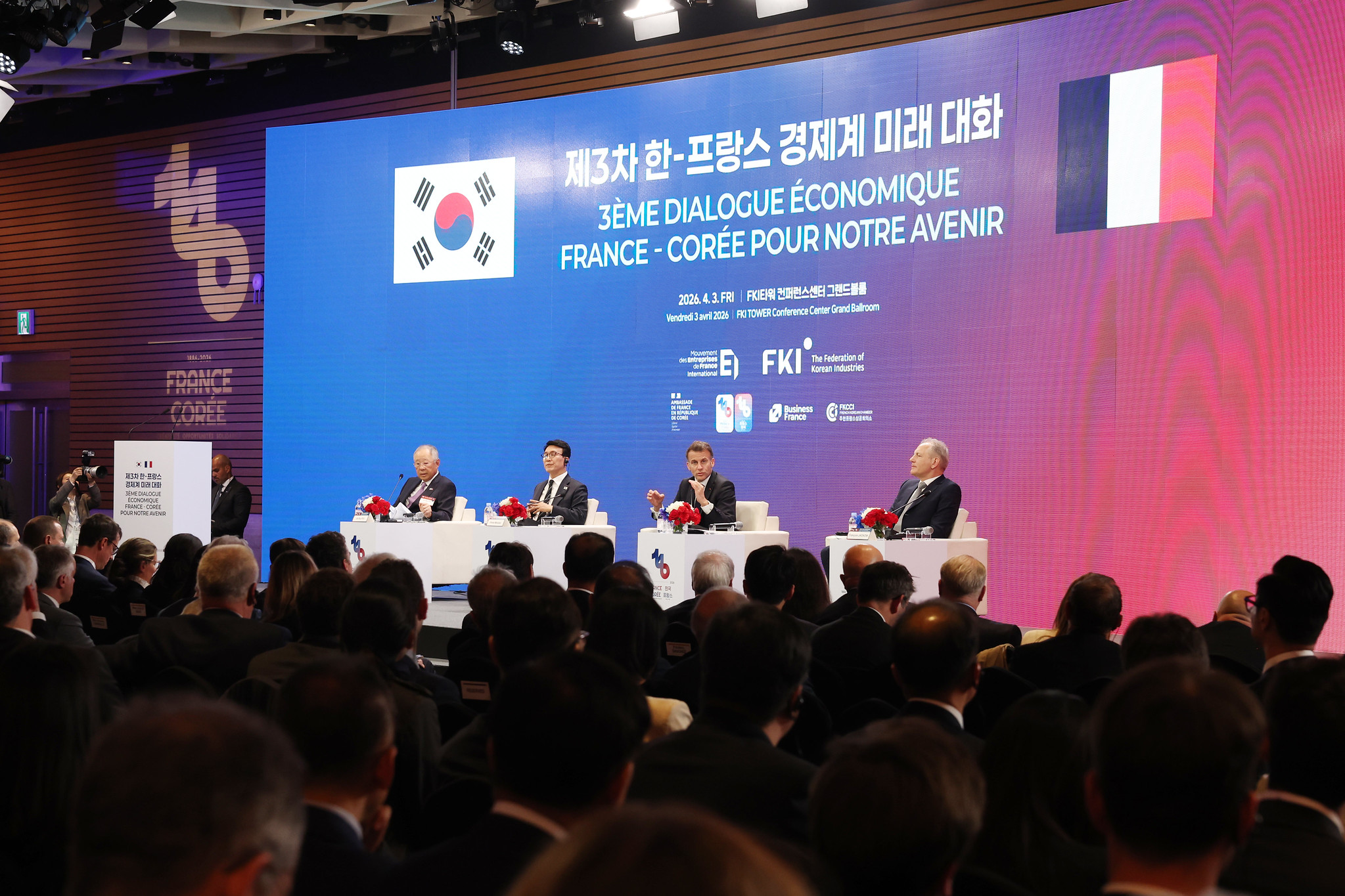 El 3 de abril, representantes de Corea y Francia dan un discurso durante el 'Di&aacute;logo Futuro de L&iacute;deres Econ&oacute;micos Corea-Francia', celebrado en la Torre FKI, en el distrito de Yeongdeungpo-gu, en Se&uacute;l. En el escenario, de izquierda a derecha: el presidente de la Asociaci&oacute;n Econ&oacute;mica de Corea, Ryu Jin; el primer ministro surcoreano, Kim Min-seok; el presidente franc&eacute;s, Emmanuel Macron, y el presidente de Air Liquide, Fran&ccedil;ois Jackow. | Lee Jeongwoo