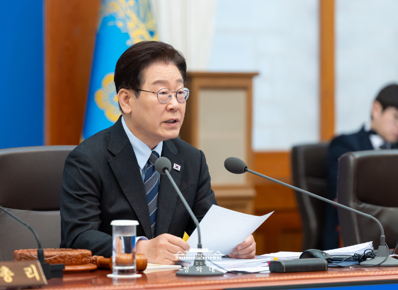 El presidente Lee Jae Myung subraya la necesidad de acelerar la implementaci&oacute;n del gran plan de transici&oacute;n energ&eacute;tica centrado en las renovables y de simplificar los procedimientos de autorizaci&oacute;n y evaluaci&oacute;n de la hoja de ruta correspondiente en la reuni&oacute;n del Gabinene celebrada, el 6 de abril, en la oficina presidencial Cheong Wa Dae. | Cheong Wa Dae