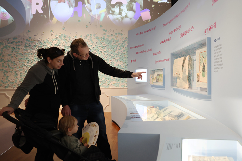 El 7 de abril, una familia extranjera observa la evoluci&oacute;n de los portabeb&eacute;s exhibidos en la exposici&oacute;n especial 'Happy Birthday', en el Museo Nacional de Folclore de Corea, ubicado en el distrito de Jongno-gu, en Se&uacute;l. Tradicionalmente, en Corea se ha desarrollado la cultura de cargar al beb&eacute; en la espalda utilizando el podaegi, una manta acolchada con bandas largas. A diferencia de los pa&iacute;ses de Occidente, donde se suele cargar a los beb&eacute;s hacia adelante, el m&eacute;todo de crianza tradicional coreano se caracteriza por fortalecer el v&iacute;nculo y la sensaci&oacute;n de cercan&iacute;a entre la madre y el ni&ntilde;o.