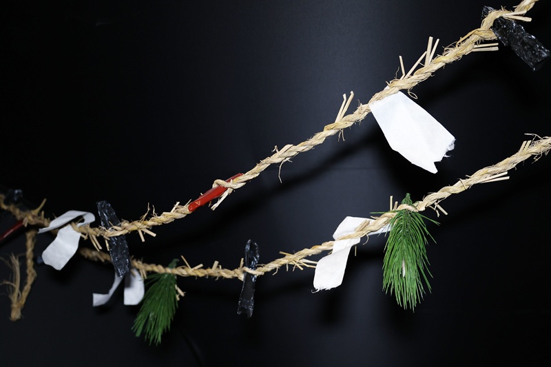 La foto, tomada el 7 de abril, muestra el geumjul (lazo de protecci&oacute;n) exhibido en el Museo Nacional de Folclore de Corea. 