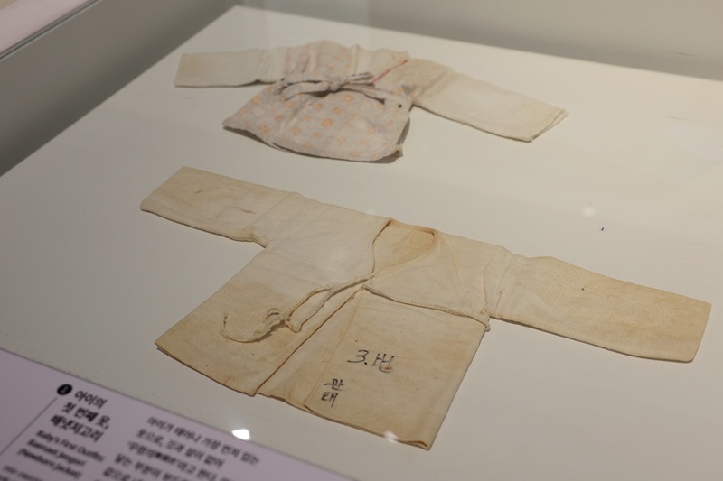 La foto, tomada el 7 de abril, muestra unos ejemplos de baegil jeogori (primera prenda de vestir del beb&eacute;), exhibida en el Museo Nacional de Folclore de Corea. 