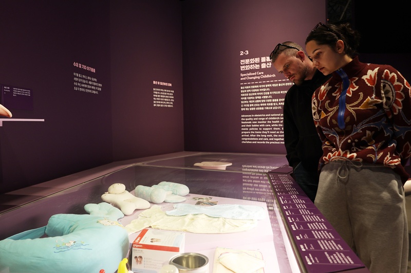 El 7 de abril, unos extranjeros observan detalladamente los objetos utilizados en la crianza y el cuidado infantil contempor&aacute;neo, exhibidos en la exposici&oacute;n especial 'Happy Birthday' en el Museo Nacional de Folclore de Corea, ubicado en el distrito de Jongno-gu, en Se&uacute;l.