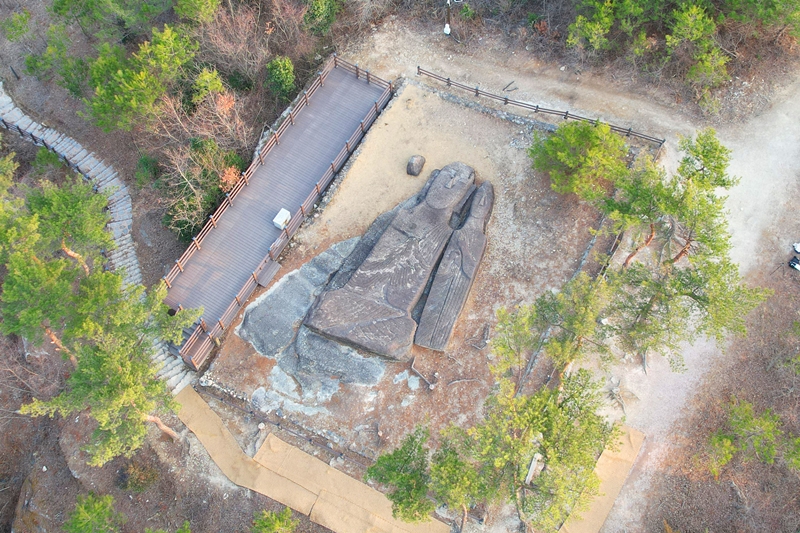 La estatua del 'Buda reclinado', una colosal figura yacente sobre una colina al oeste del valle del templo Unjusa.