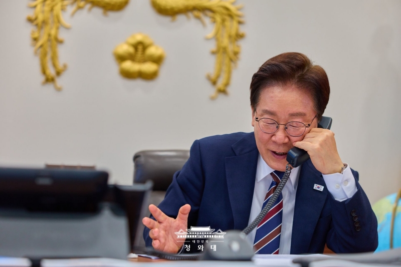 El presidente Lee Jae Myung conversa por tel&eacute;fono con el primer ministro de Tailandia, Anutin Charnvirakul, el 7 de abril, desde su oficina Cheong Wa Dae. | Cheong Wa Dae