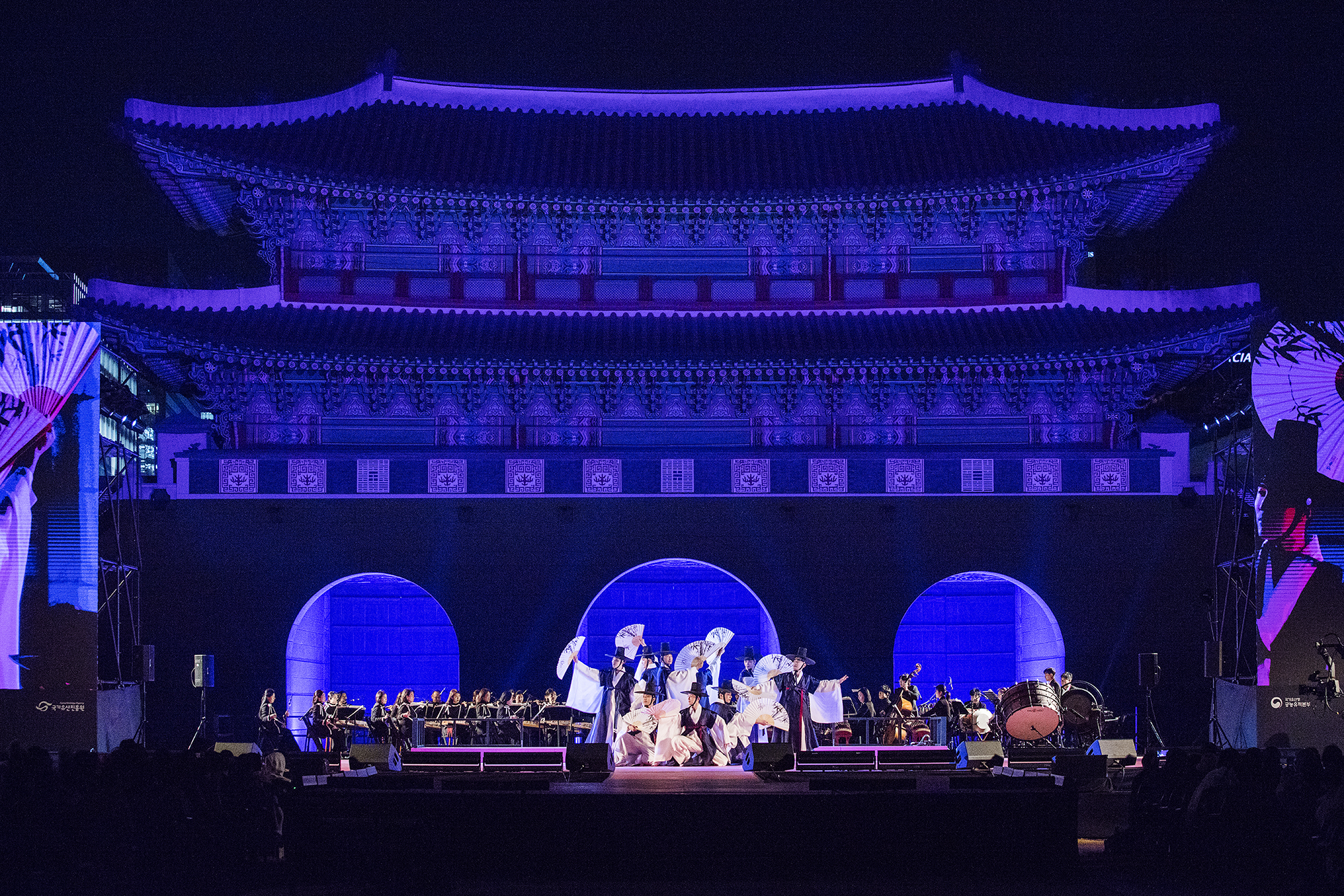 La foto, tomada en abril de 2025, muestra una presentaci&oacute;n realizada en la ceremonia de apertura del Festival de la Cultura Real, en los alrededores del palacio Gyeongbokgung, en Se&uacute;l.  style=