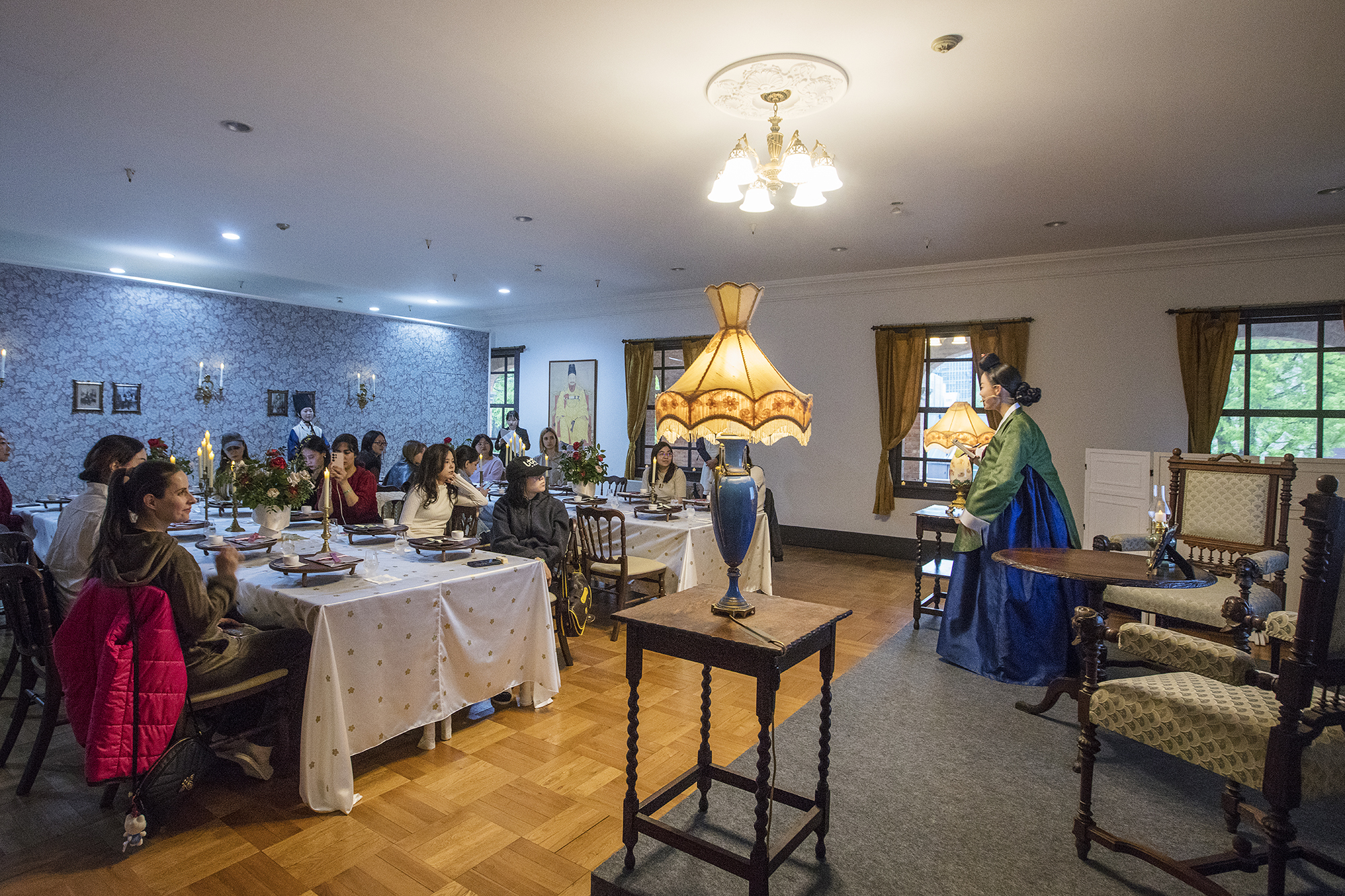 La foto, tomada en abril de 2025, muestra el evento gastron&oacute;mico 'La mesa del emperador', celebrado en el pabell&oacute;n Jungmyeonjeon del palacio Deoksugung, en el distrito de Jung-gu, Se&uacute;l.