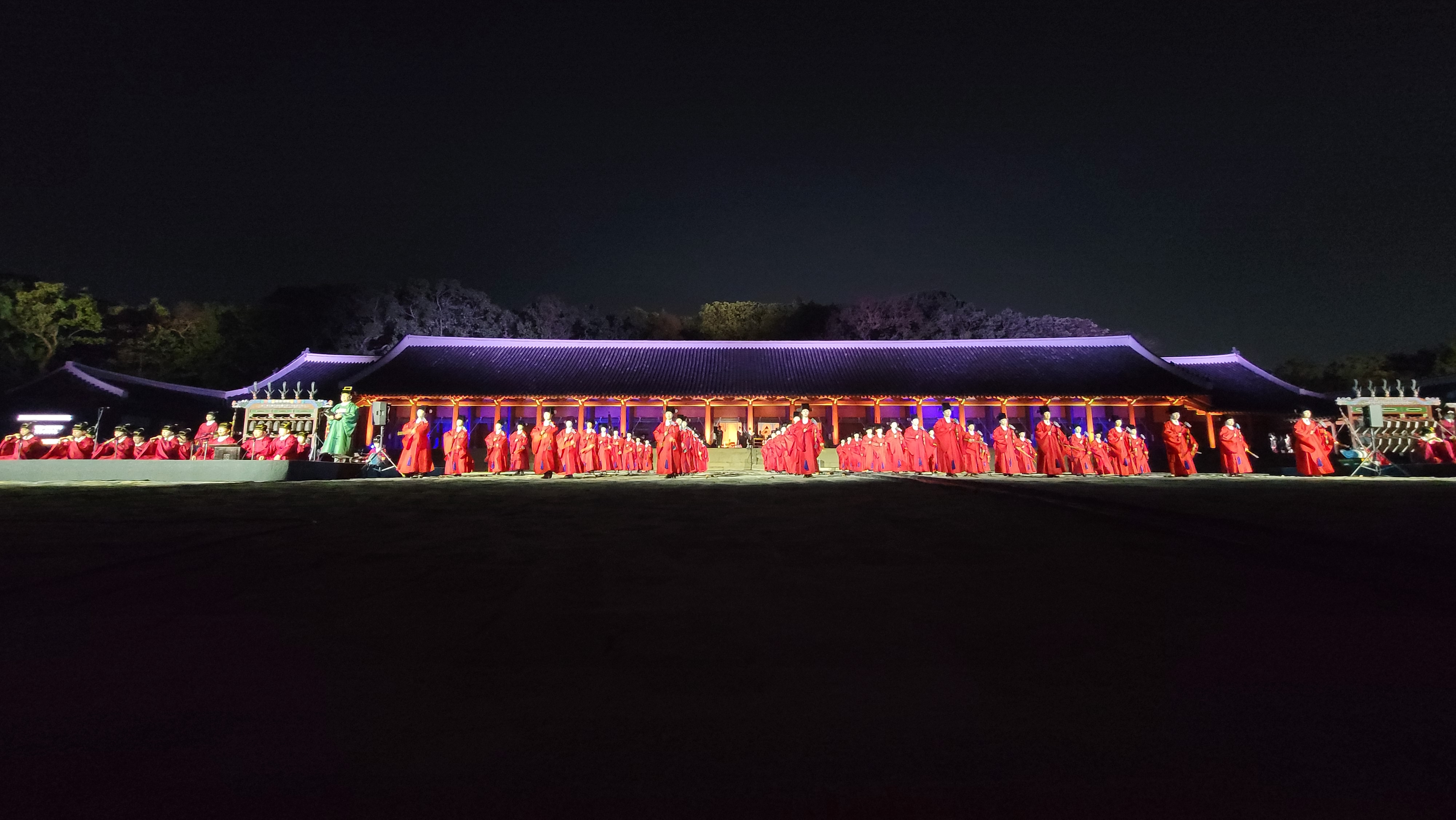 La foto, tomada en abril de 2025, muestra una representaci&oacute;n nocturna de Jongmyo Jeryeak (rito real ancestral) en el santuario de Jongmyo, ubicado en el distrito de Jongno-gu, en Se&uacute;l.