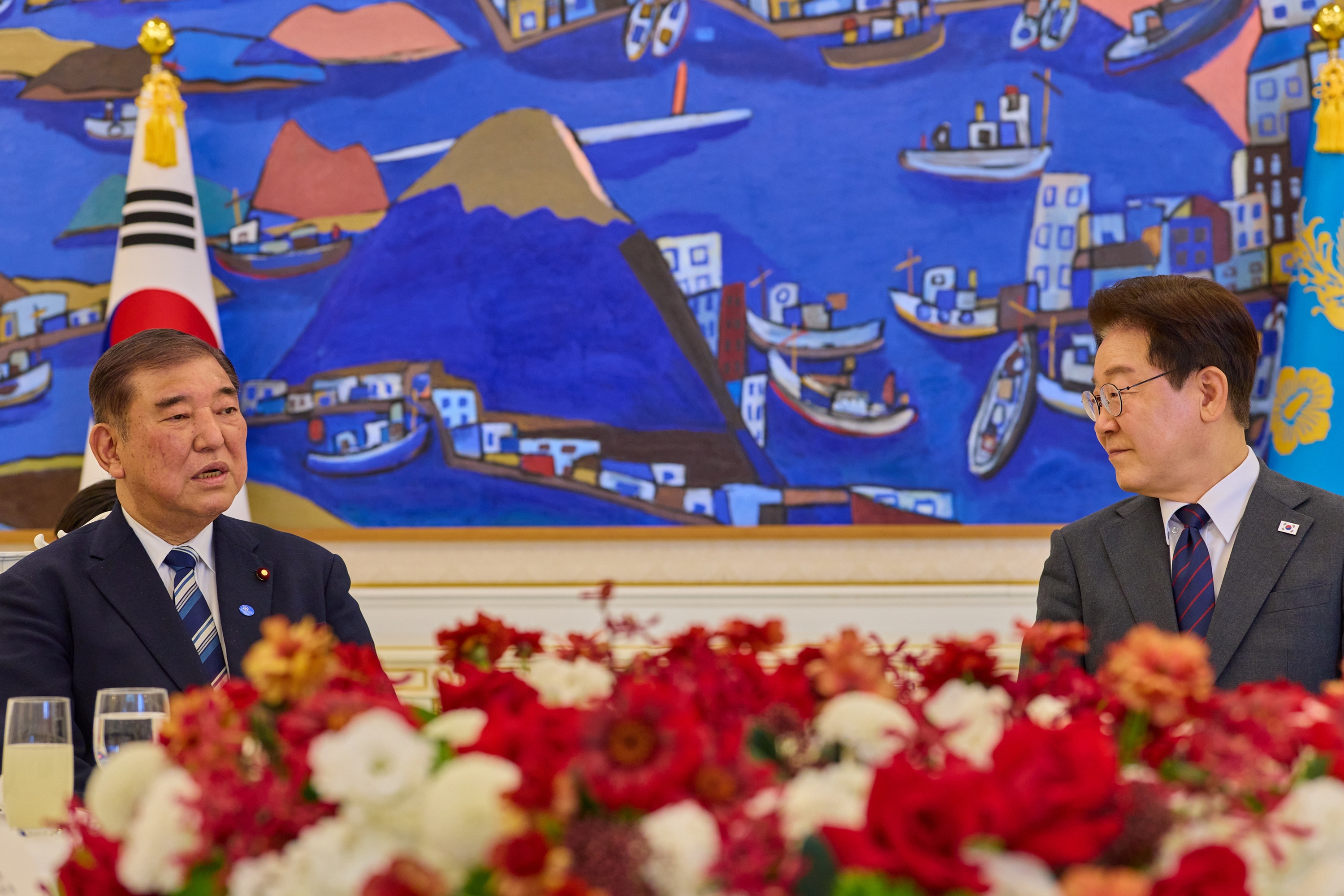 El presidente Lee Jae Myung (dcha.) y el ex primer ministro japon&eacute;s Shigeru Ishiba conversan durante un almuerzo celebrado el 8 de abril en la oficina presidencial Cheong Wa Dae, en Se&uacute;l. | Cheong Wa Dae