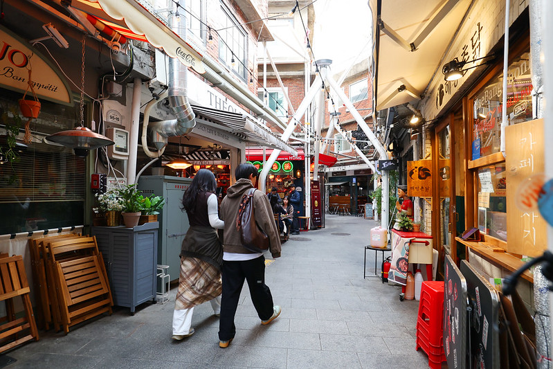 Una pareja camina por el mercado Shinheung en el barrio Haebangchon, el 6 de abril. | Lee Jeong Woo